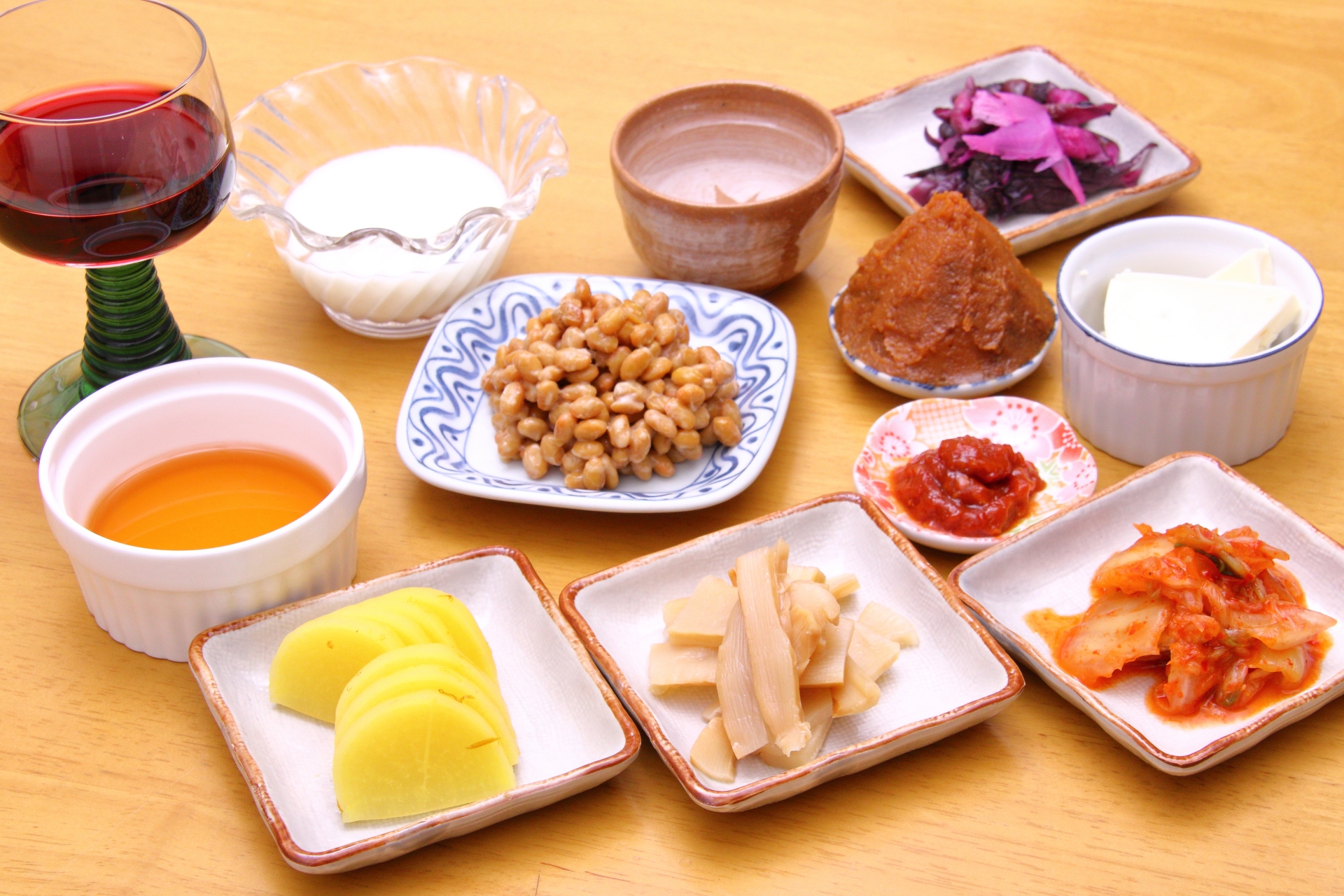 ヨーグルト・納豆・キムチ・味噌など発酵食品が並んだ食卓