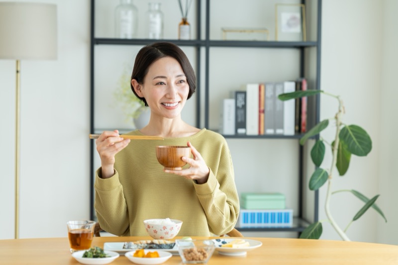 健やかな食習慣を毎日続ける女性