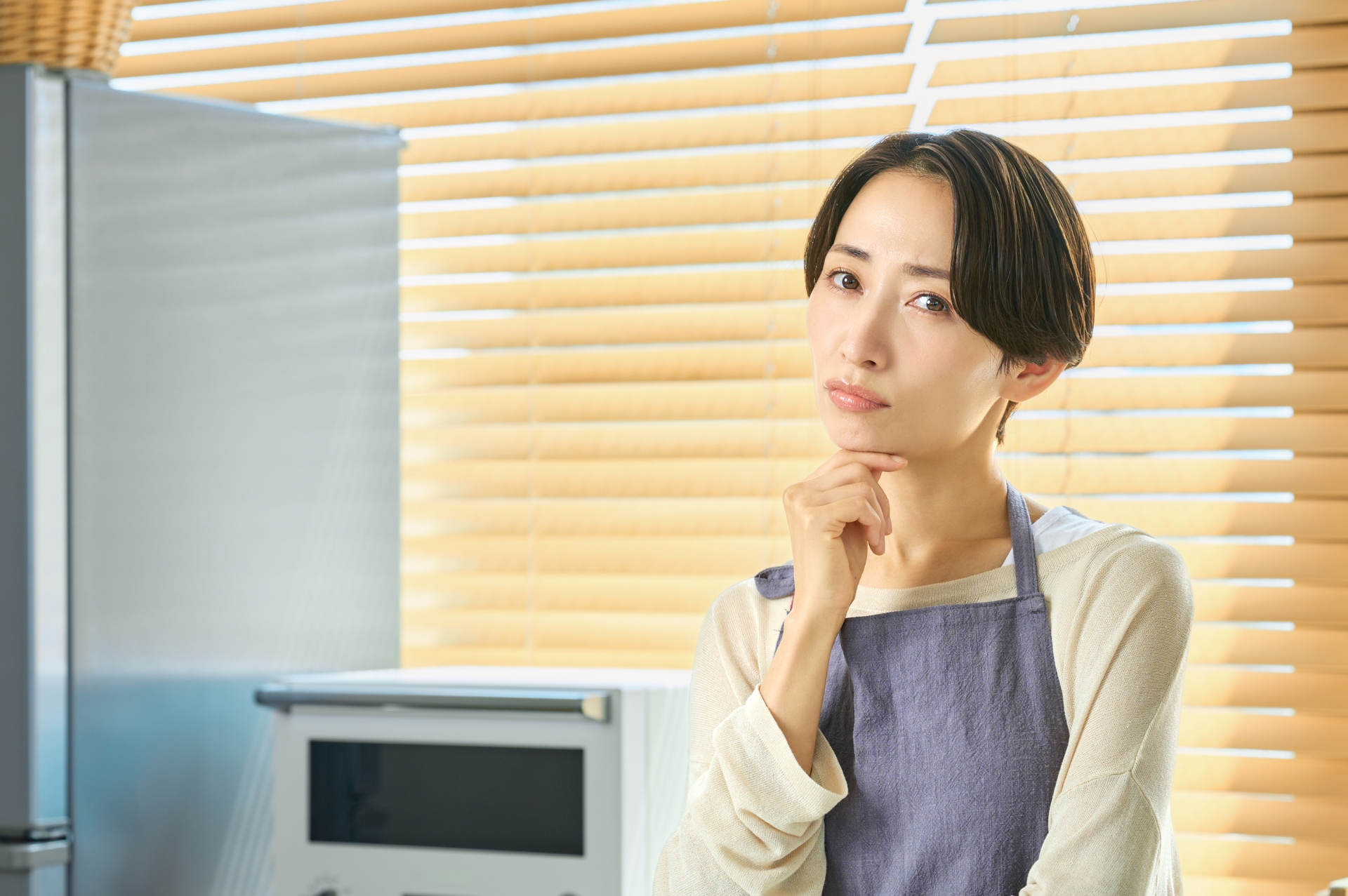 免疫サプリについて疑問を考える女性