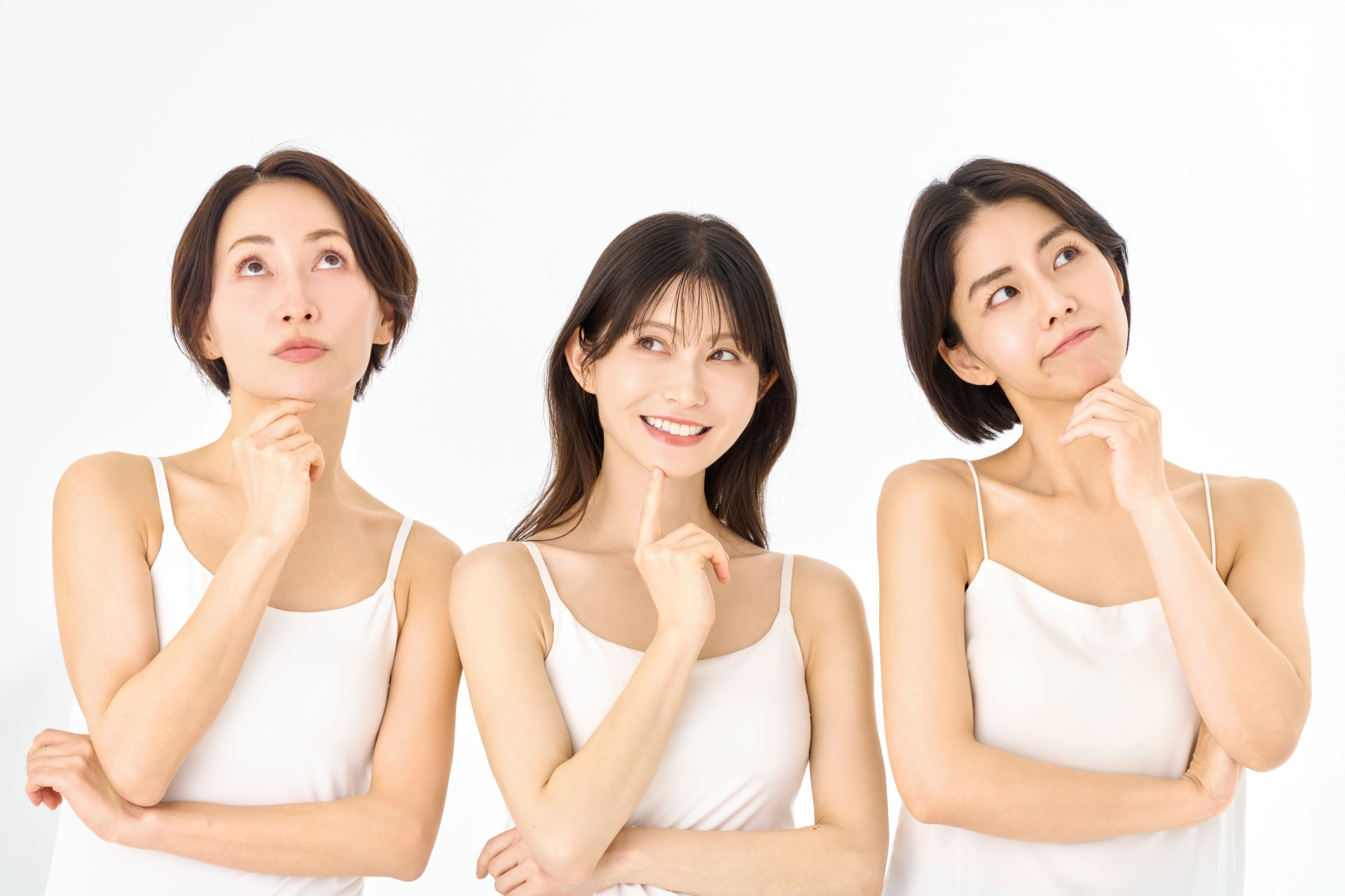 サプリに関する疑問を調べる女性