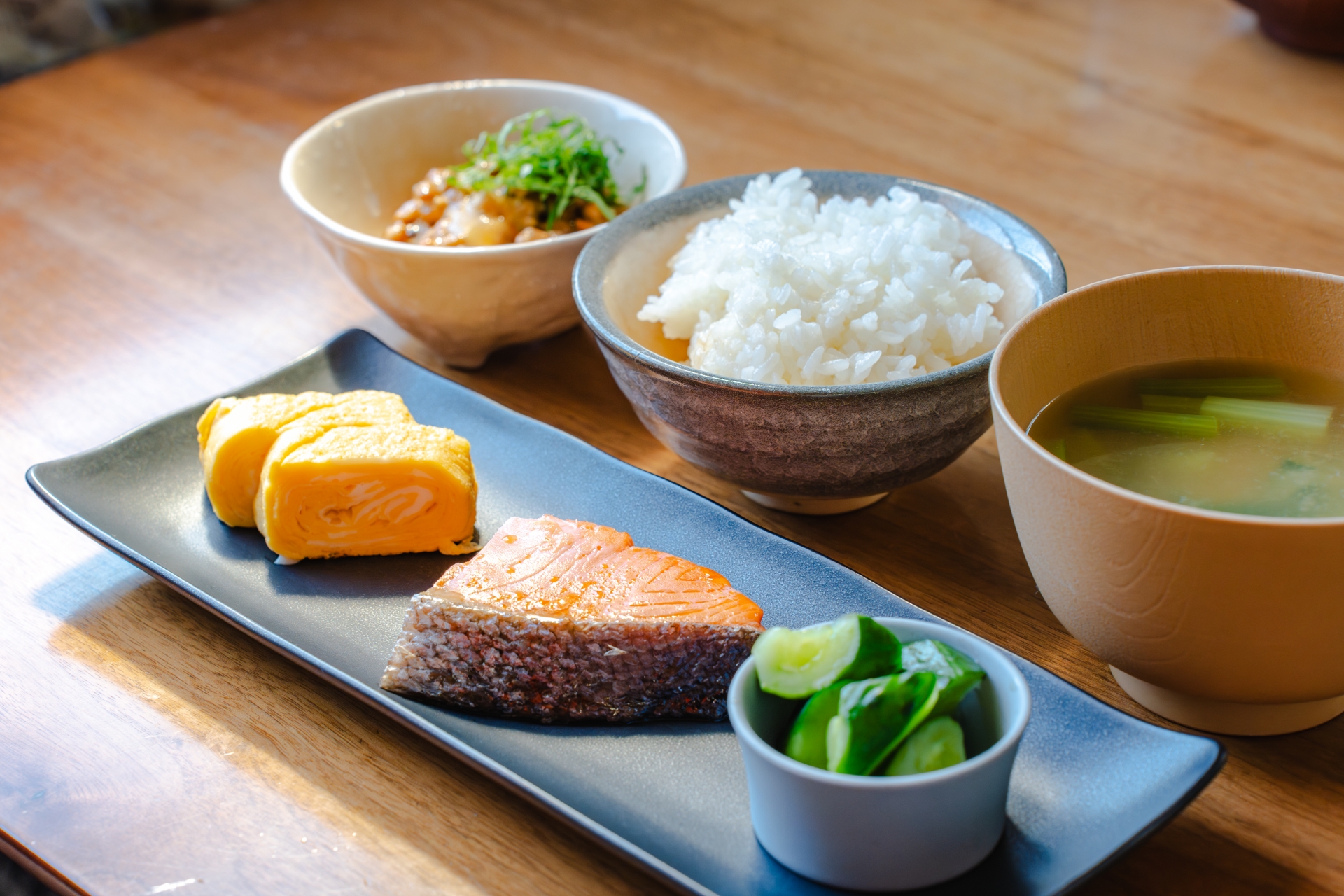 食べ合わせを意識した野菜と魚の食卓と調理シーン