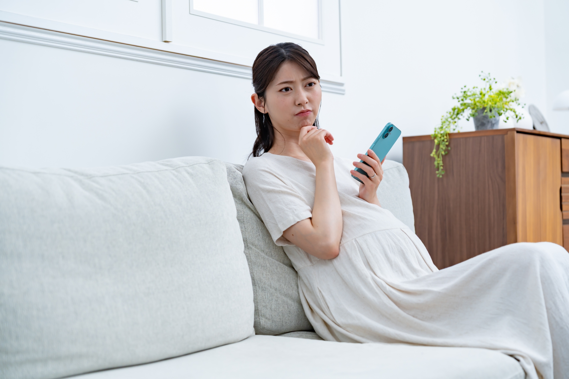 サプリについて疑問を解消する女性
