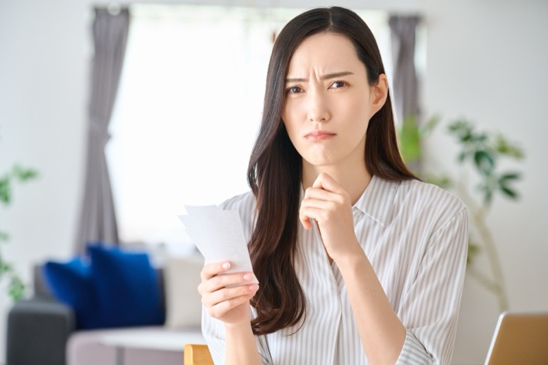 便秘について疑問を考える女性