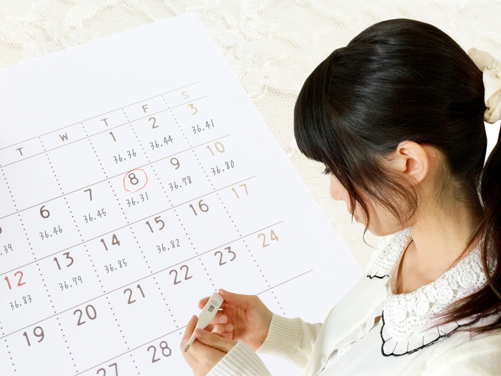 カレンダーで生理周期を確認する女性のイメージ