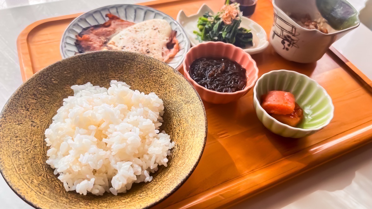 ヨーグルトと納豆など発酵食品が並ぶ食卓のイメージ