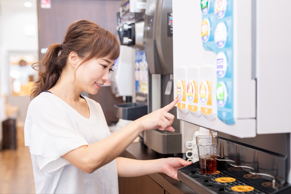 いろいろな飲み物を前に選ぶ女性のイメージ