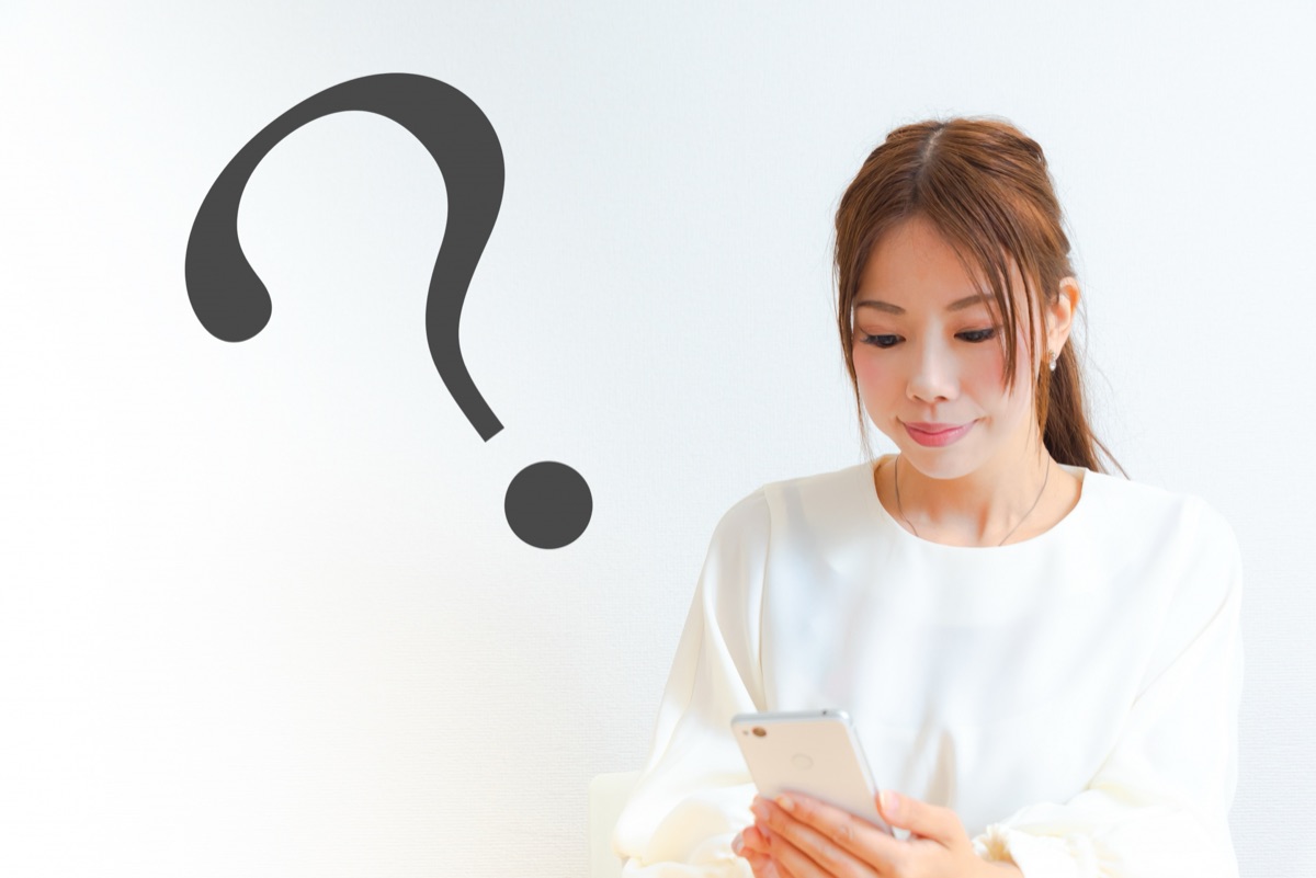SNSの断食情報を見て疑問を感じる女性のイメージ