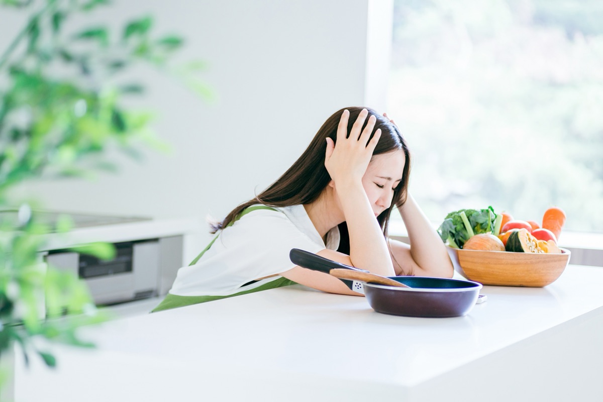 納豆を食べていいか迷いながら手に取る女性のイメージ