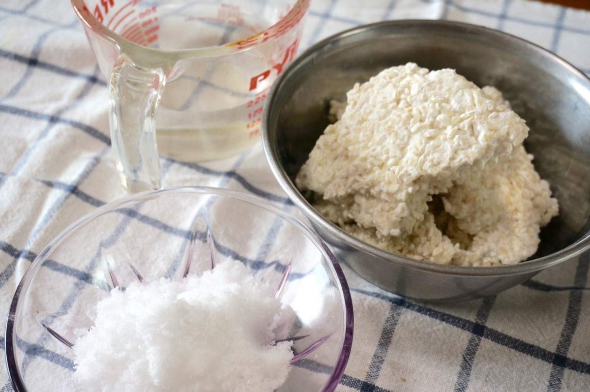 塩麹を計量スプーンで食材にまぶす手元のイメージ