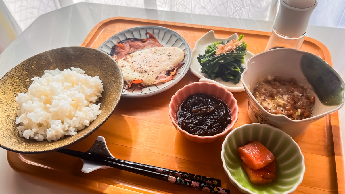 ごはんに納豆を添えた食卓｜納豆ダイエットの食習慣のイメージ