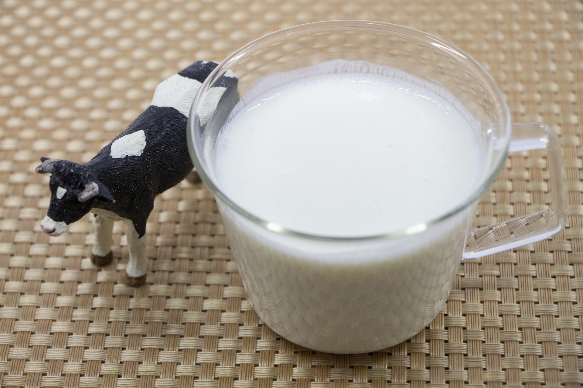 グラスに注がれた白い飲むヨーグルト|液状にしたヨーグルトのイメージ