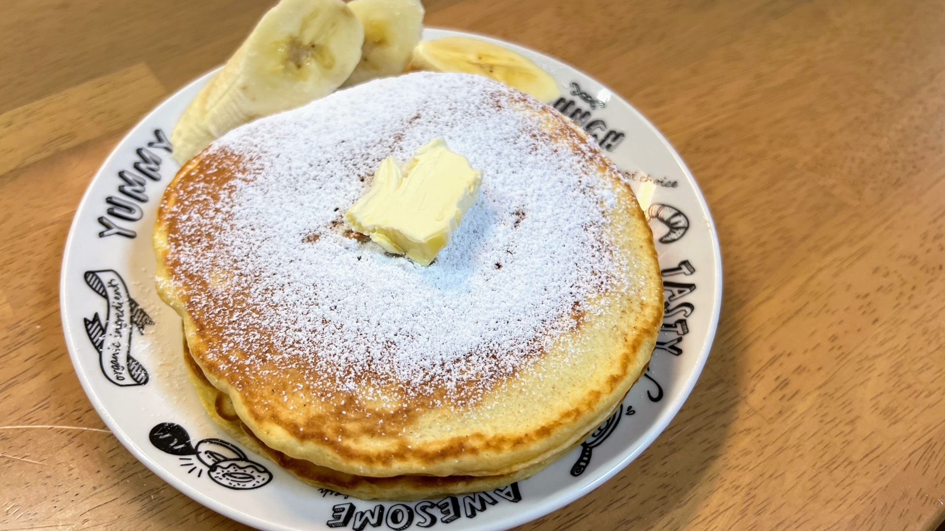 皿に盛られたオートミールパンケーキ｜小麦粉なしで作るヘルシーなパンケーキのイメージ