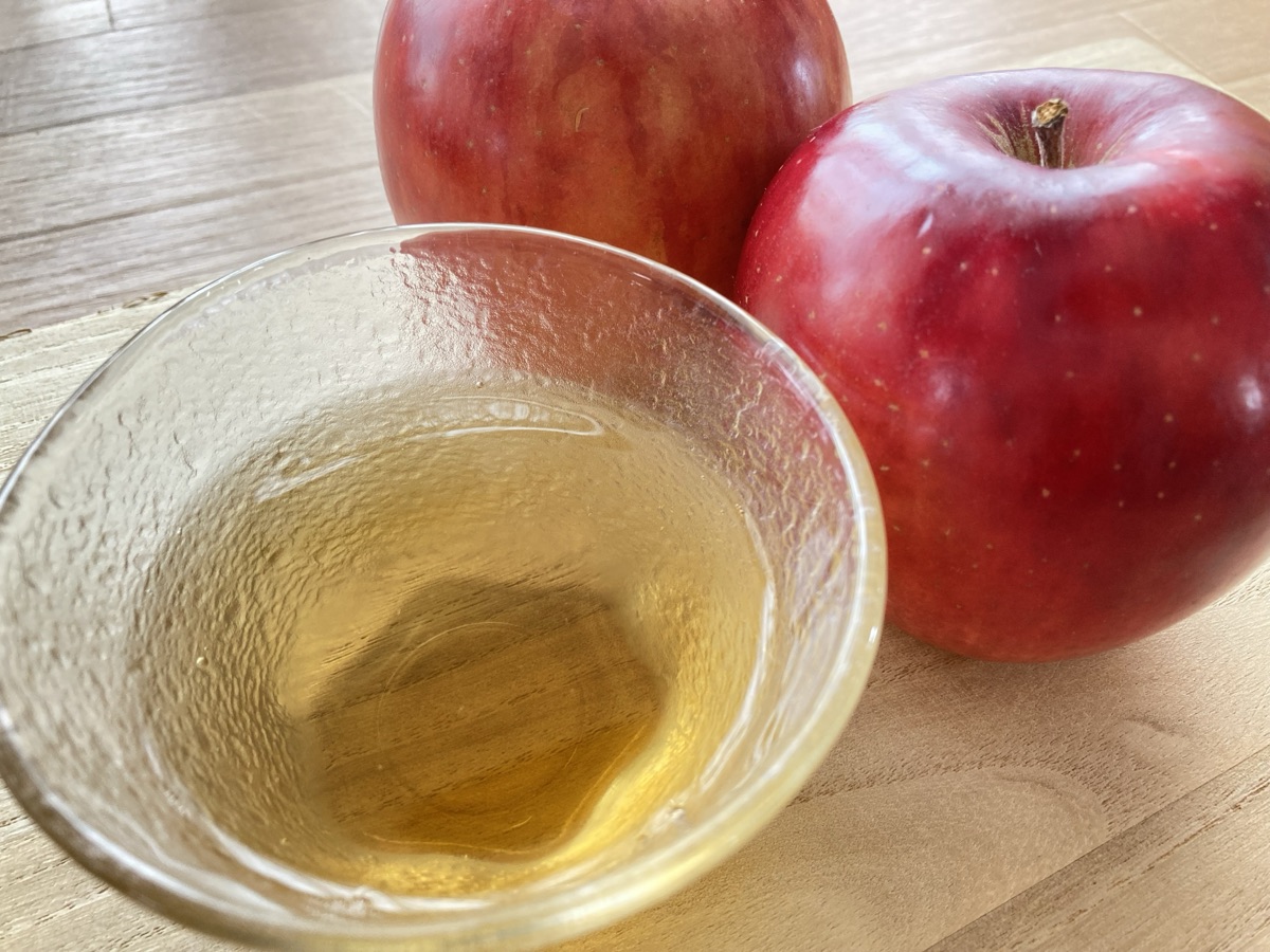 リンゴ酢のボトルとりんご|果実から作るお酢のイメージ