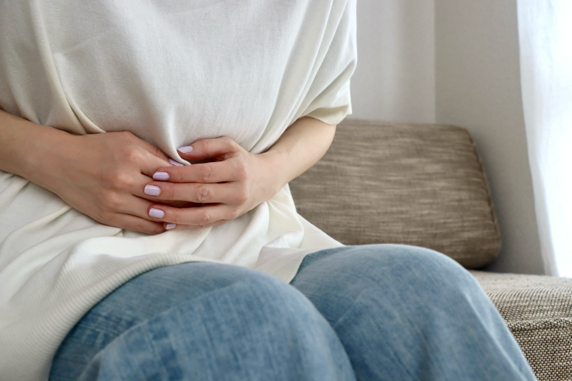 食べ過ぎを気にする女性