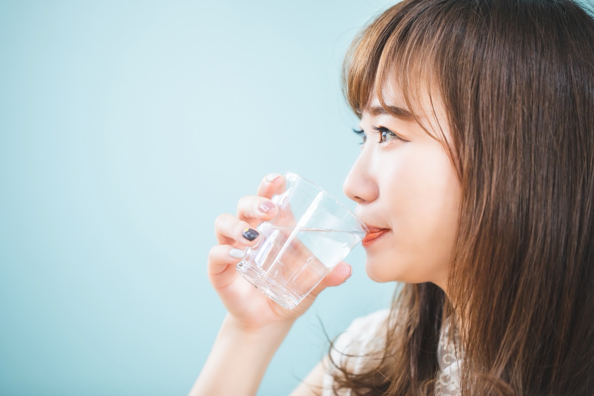 経口補水液を飲む女性のイメージ