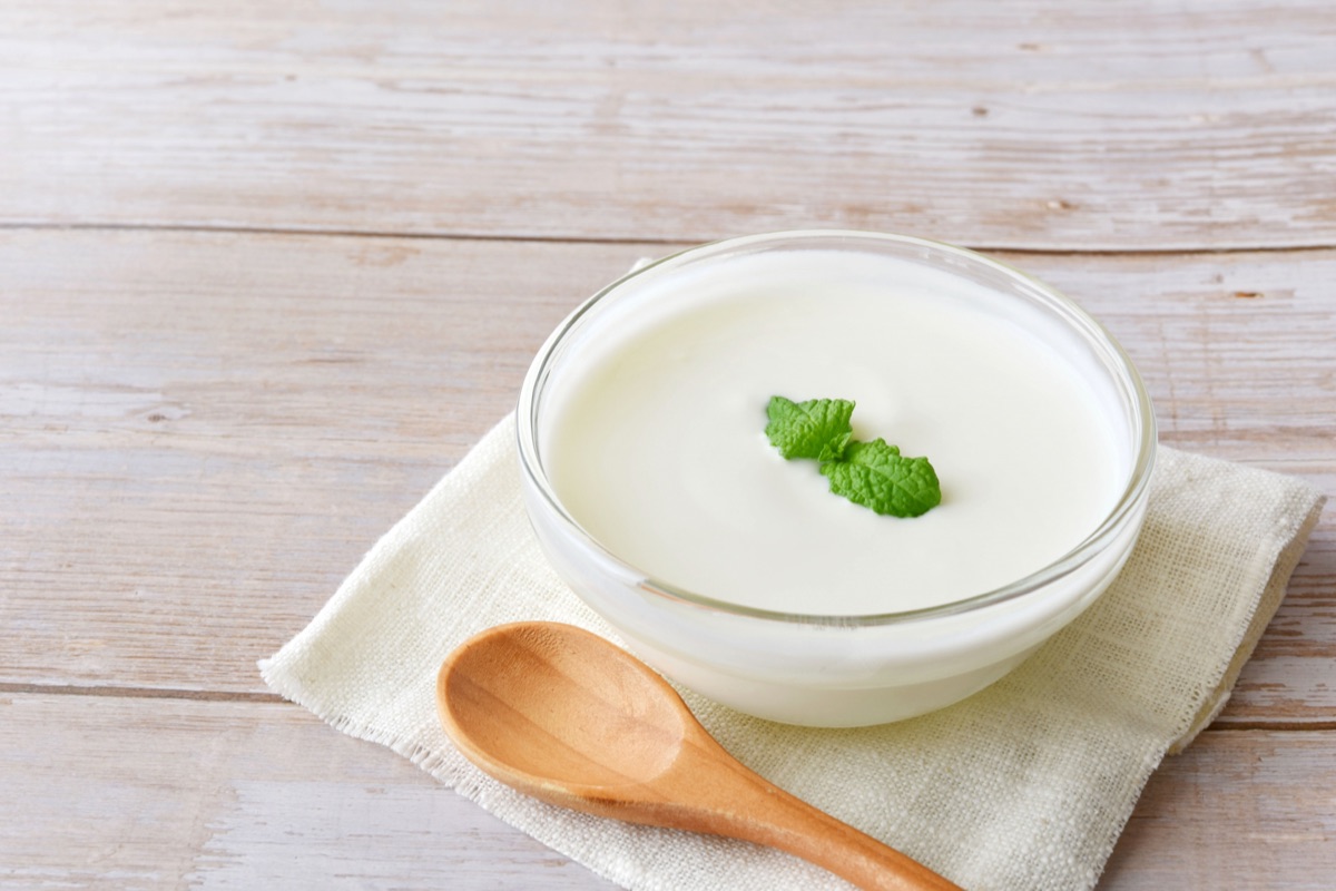 湯気の立つ温かいヨーグルトを器で食べる朝の食卓のイメージ