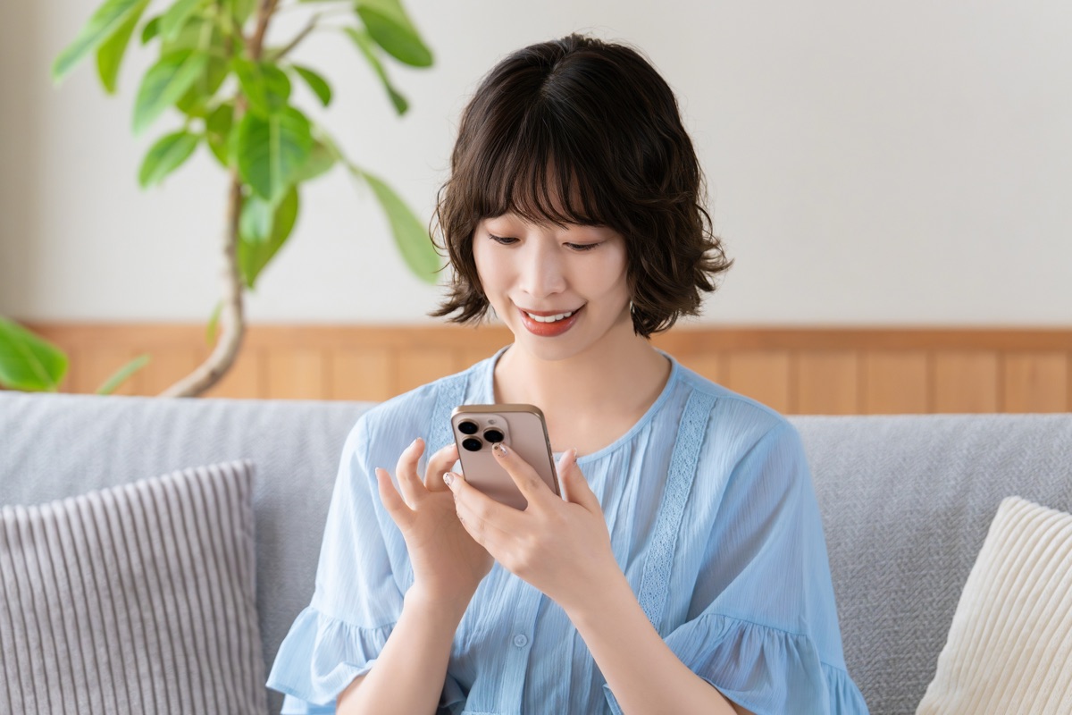 「宿便剥がし」という言葉が気になりスマホで調べる女性のイメージ