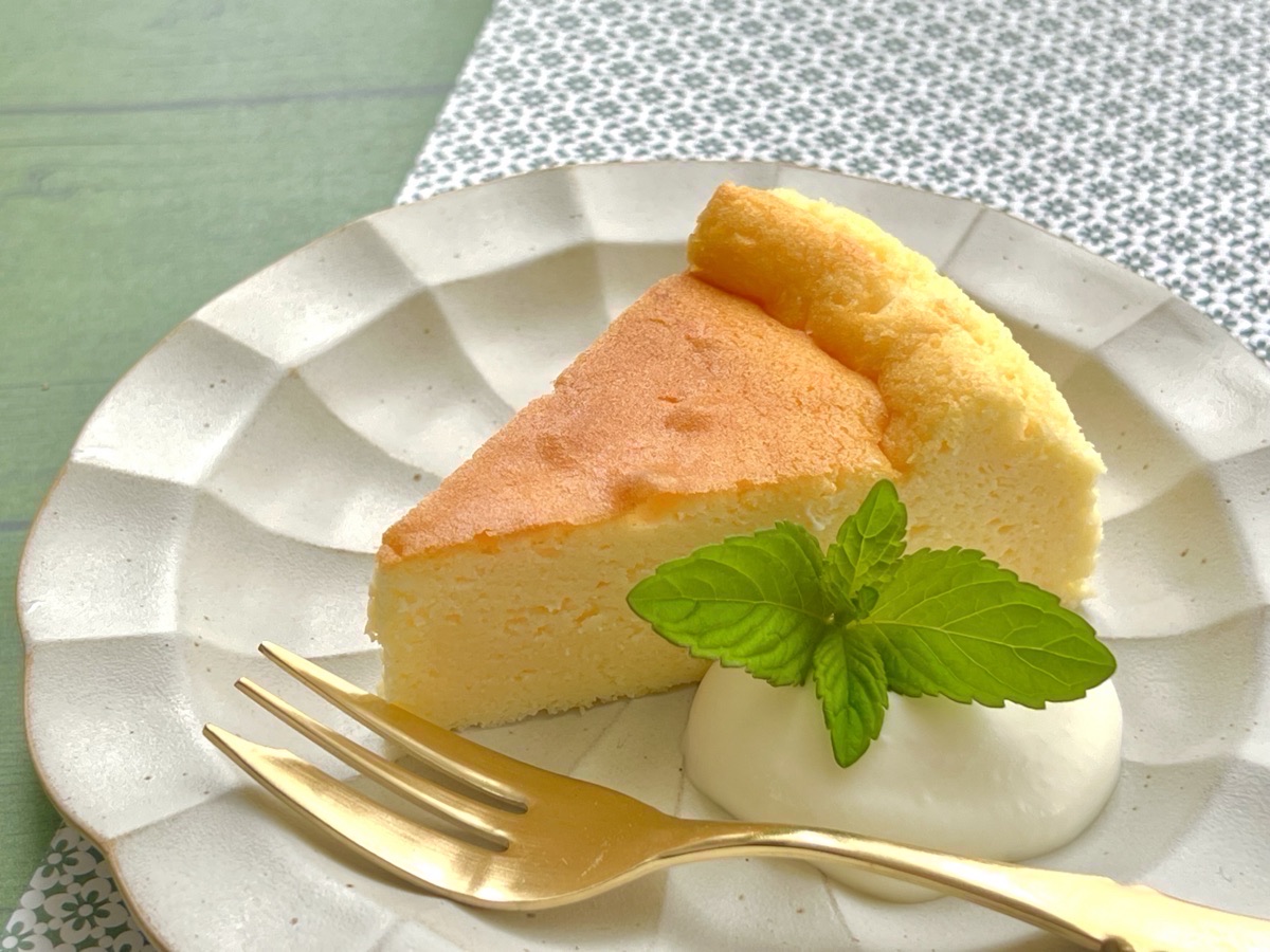 水切り不要のヨーグルトケーキが型に入っている様子｜さっぱり軽い仕上がりのイメージ