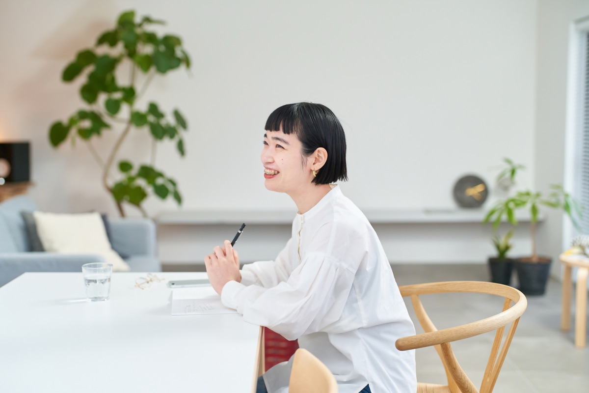 作りたいものをノートに書き出しながら考える女性のイメージ