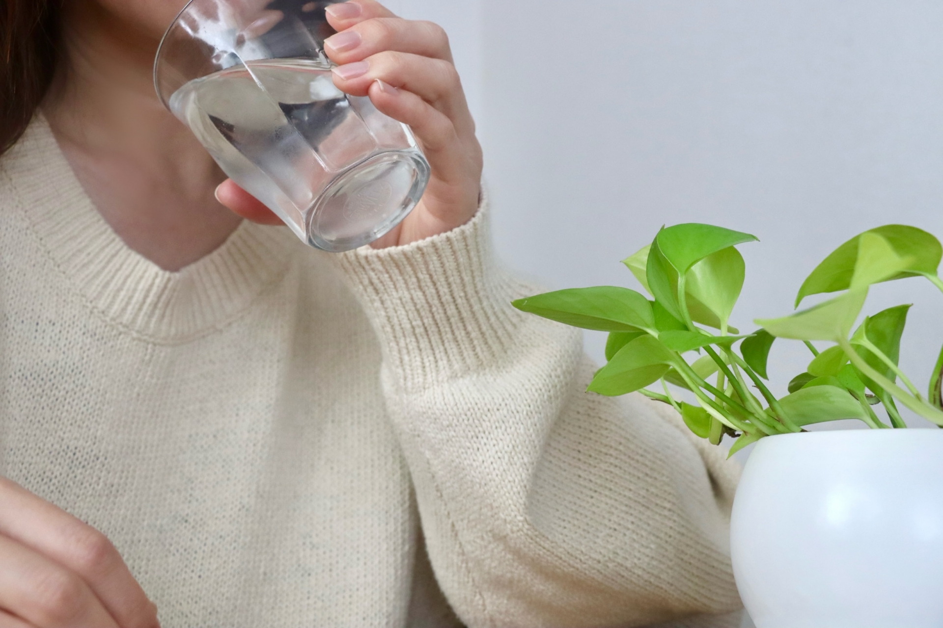 のぼせ・水分補給を気づかう女性のイメージ