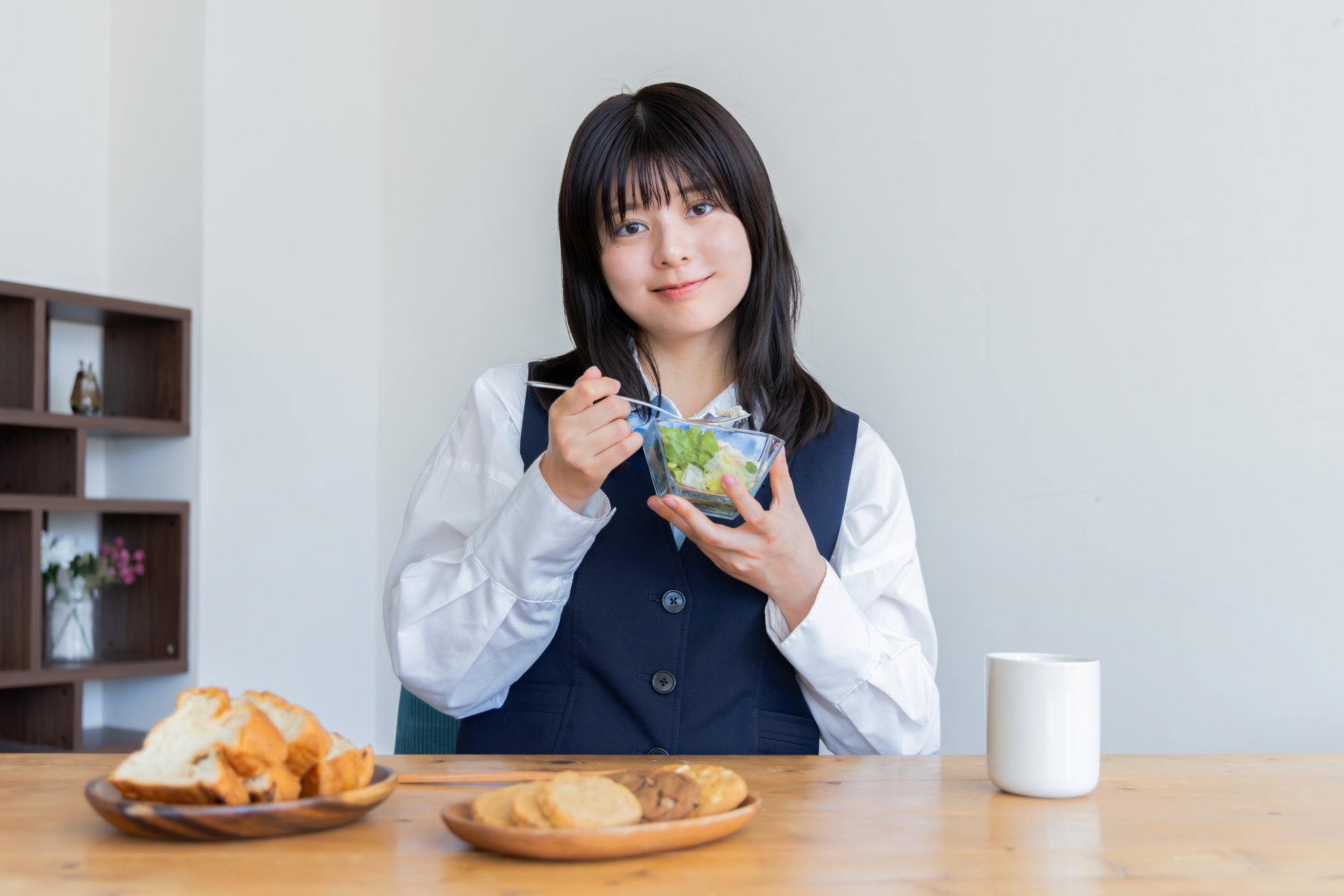 食事を気にする女性のイメージ