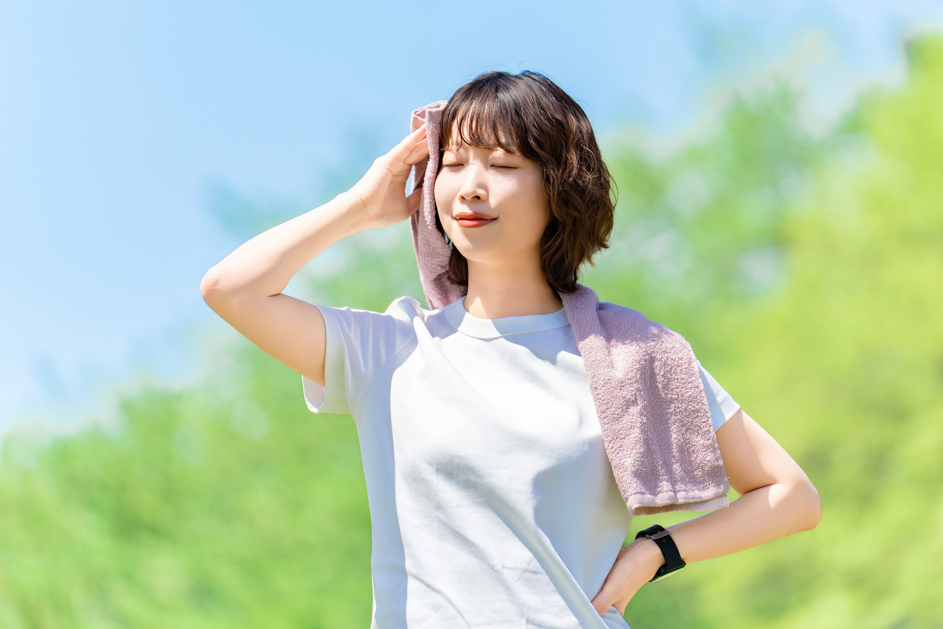 注意点を確認する女性のイメージ