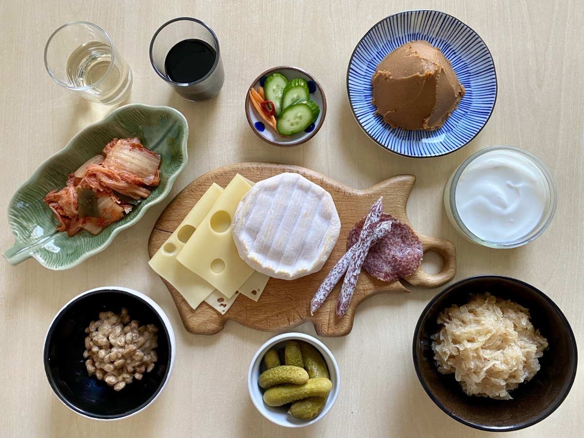 ヨーグルト・納豆・味噌など発酵食品が木のテーブルに並んでいる食卓風景