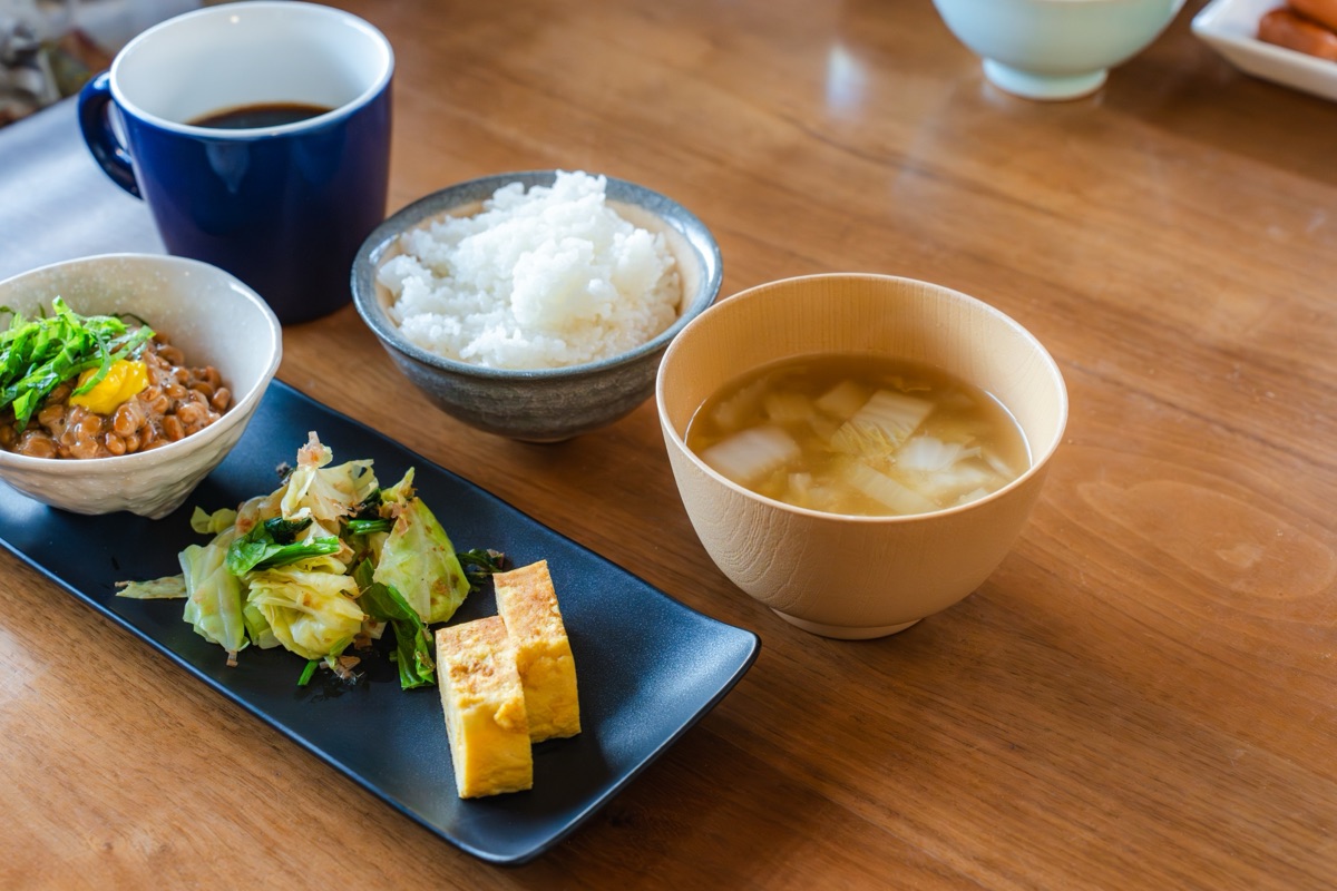 納豆・ヨーグルト・味噌汁が並ぶ和朝食のイメージ