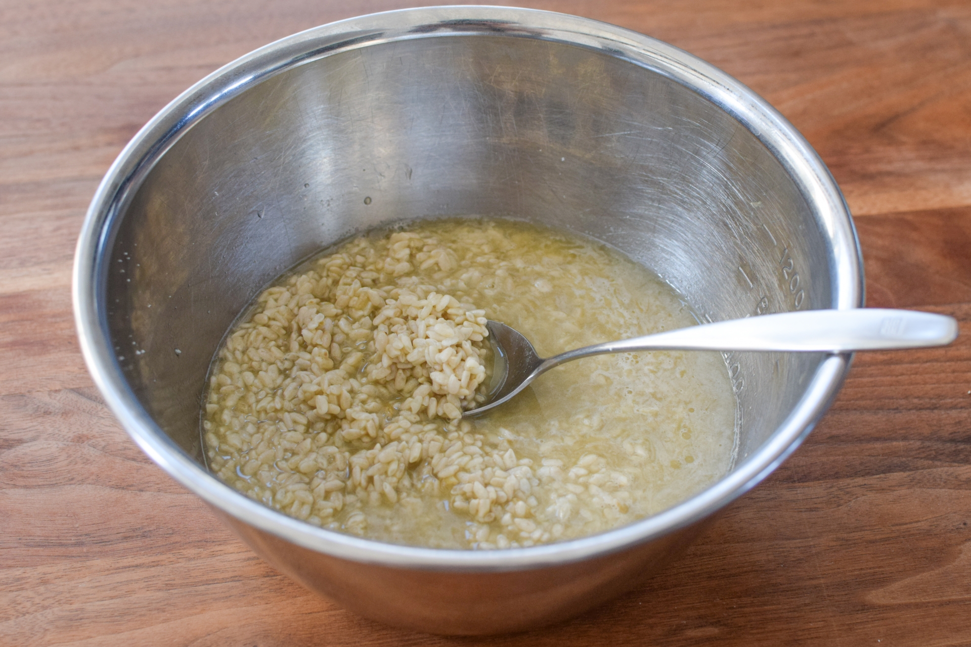 米麹と水を混ぜて甘酒を仕込む様子｜甘酒の基本の作り方