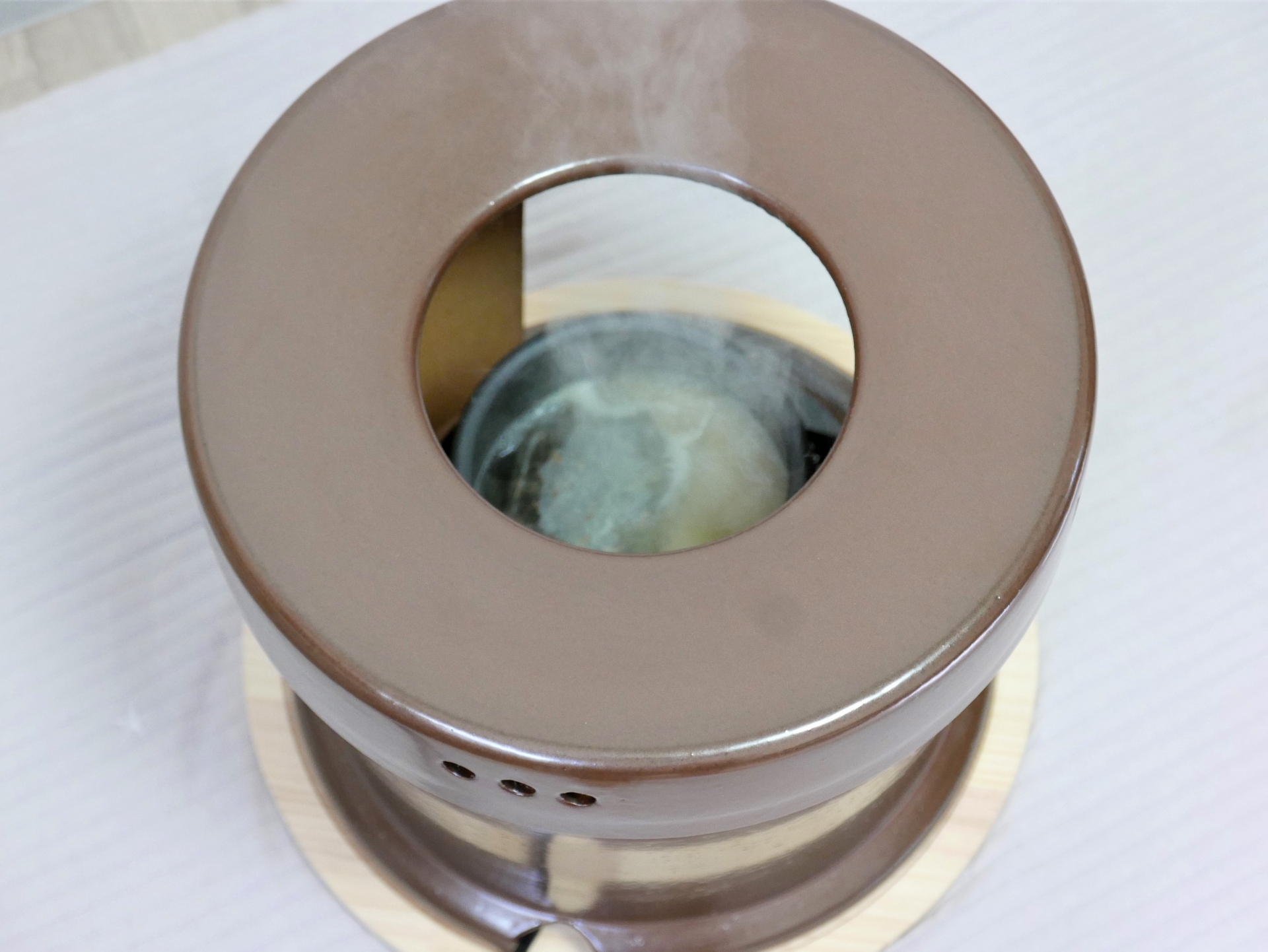 よもぎ蒸しの座浴器・壺から蒸気が立つイメージ