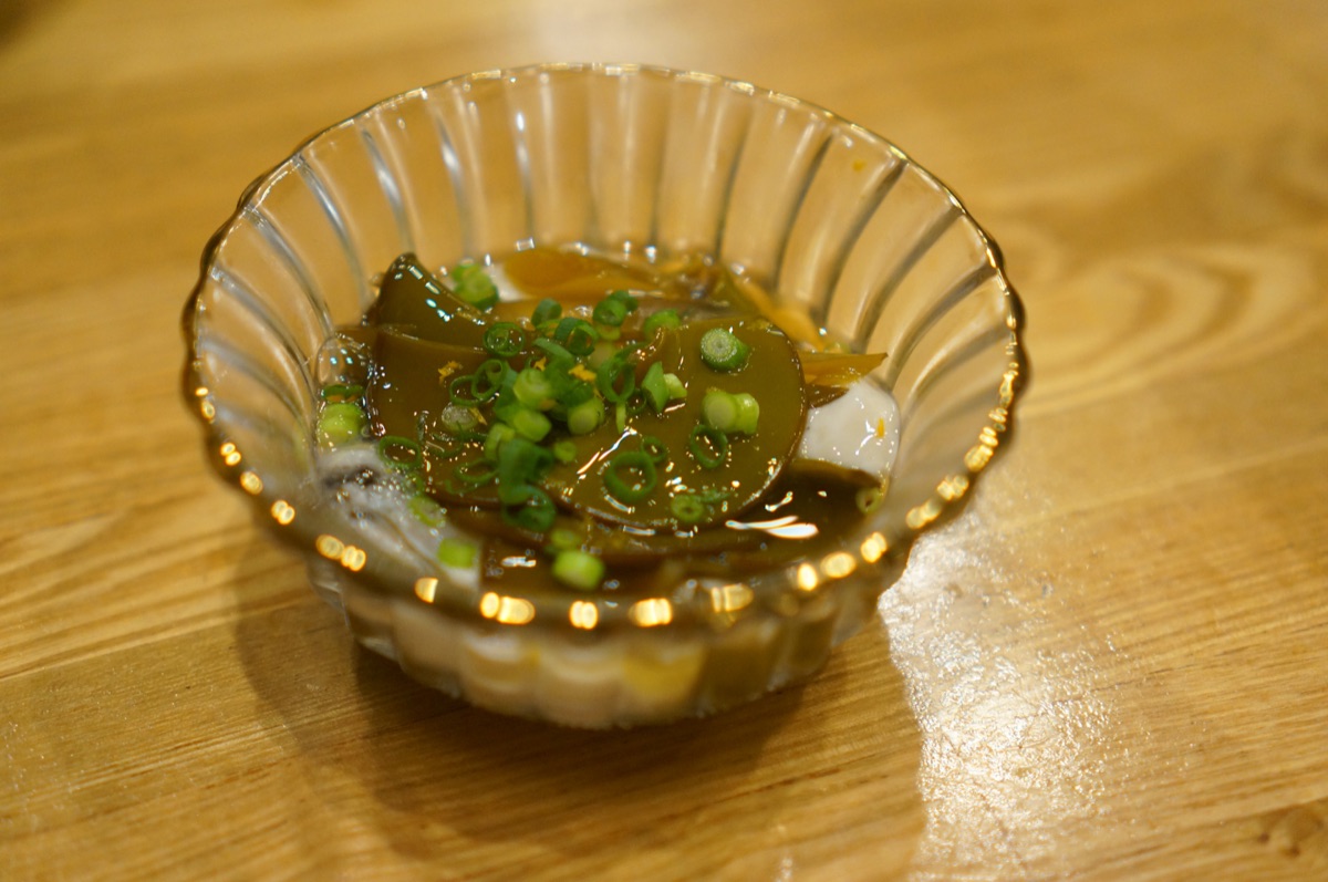 めかぶと納豆を盛り合わせたネバネバ食材|腸活の相性をイメージした一皿