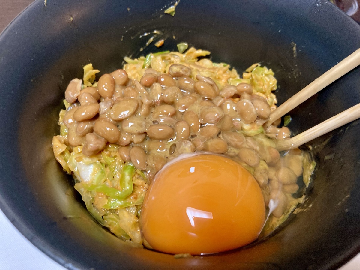 千切りキャベツに納豆をのせた丼｜置き換えの基本的な食べ方のイメージ