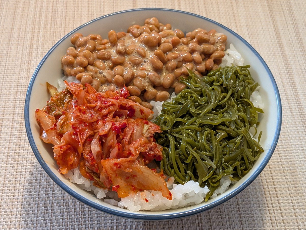 発酵食品を盛り合わせた食卓｜腸内環境を意識した食習慣のイメージ