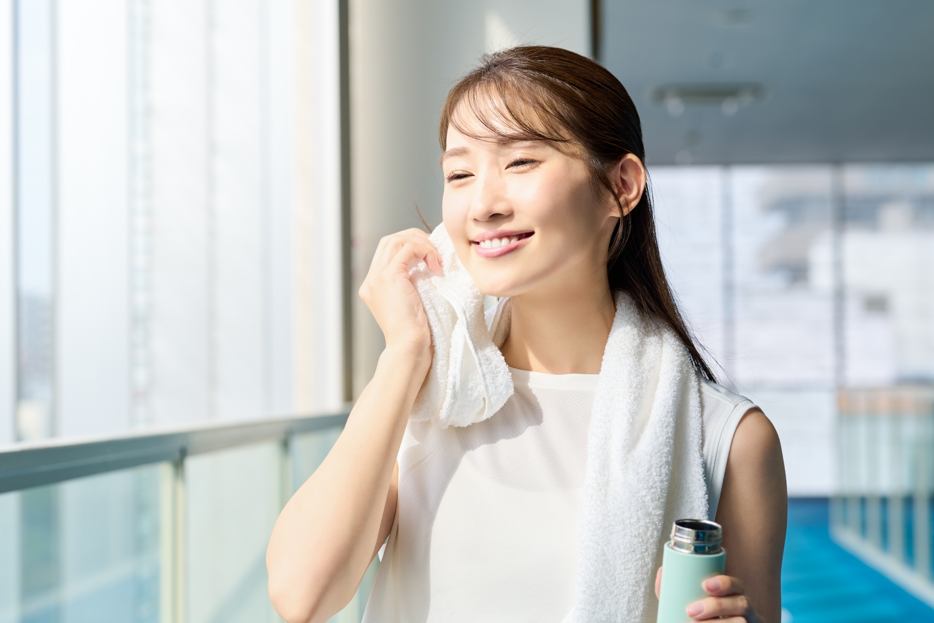 朝にプロテインを飲む女性