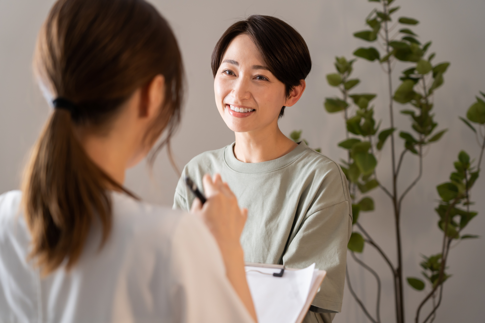 サロンで受付・カウンセリングを受ける女性