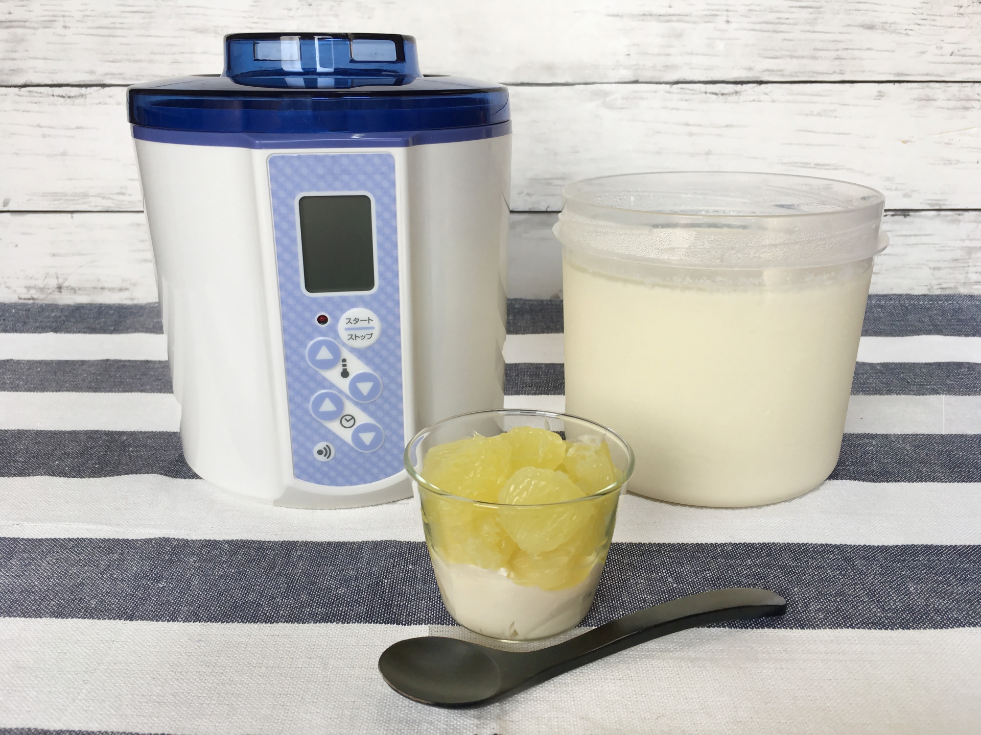 ヨーグルトメーカーに牛乳をセットしている様子
