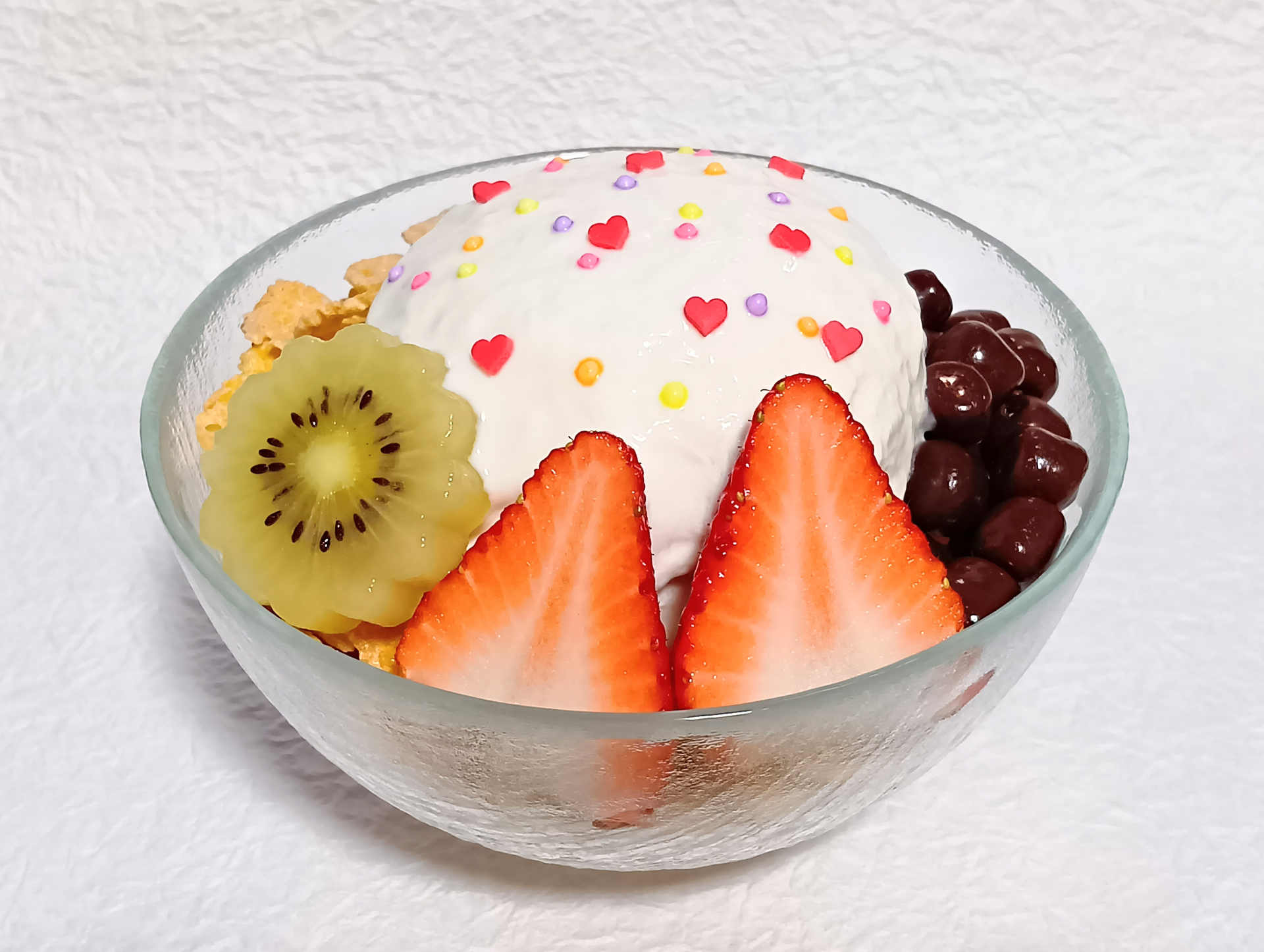 ヨーグルトで作ったレアチーズケーキ風デザートにベリーを添えた様子|甘い系ヨーグルトデザートのイメージ