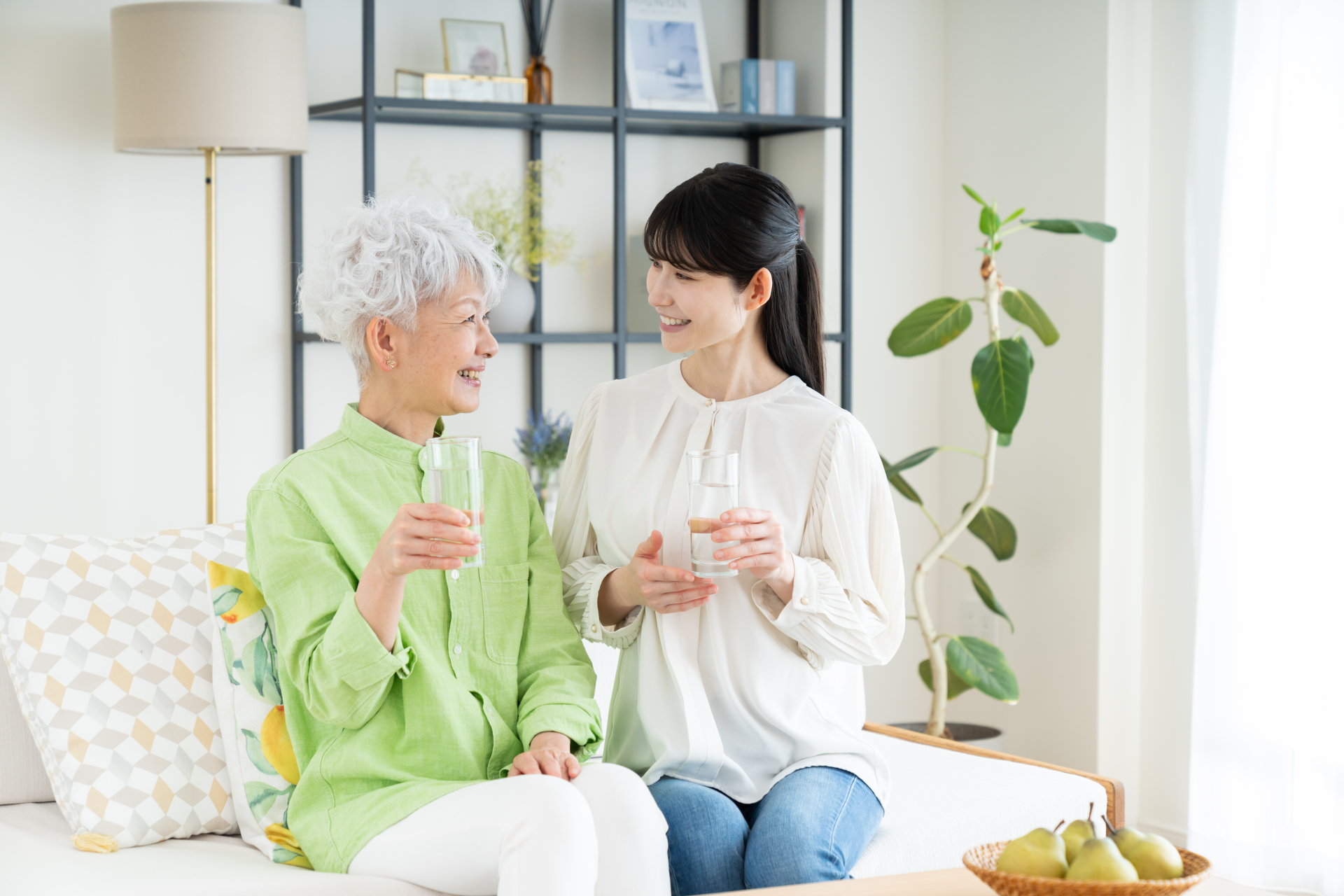 水分補給しながら休む女性のイメージ