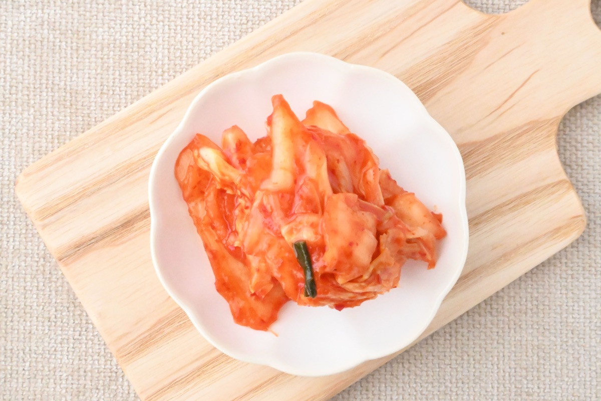チアシードや海藻など腸活食材が並ぶ食卓
