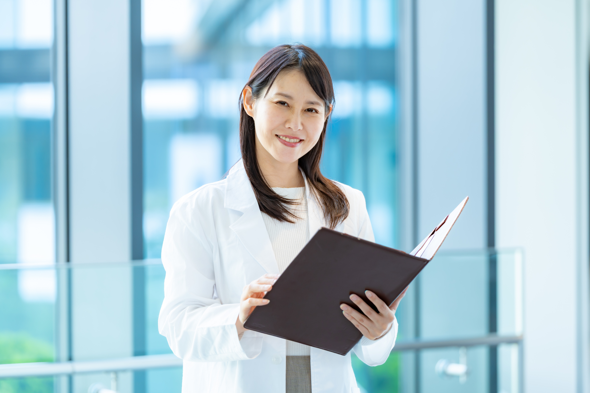 医師に相談する女性のイメージ