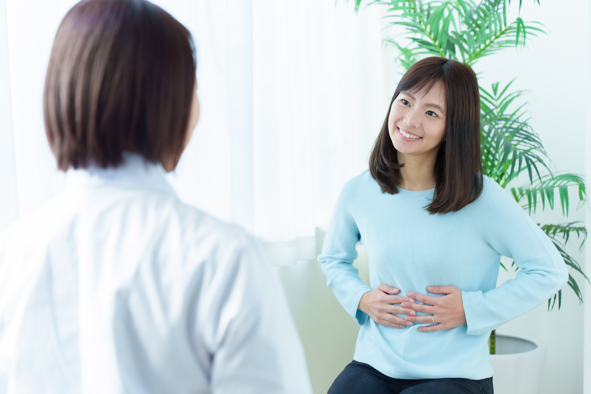 医師に相談する女性のイメージ
