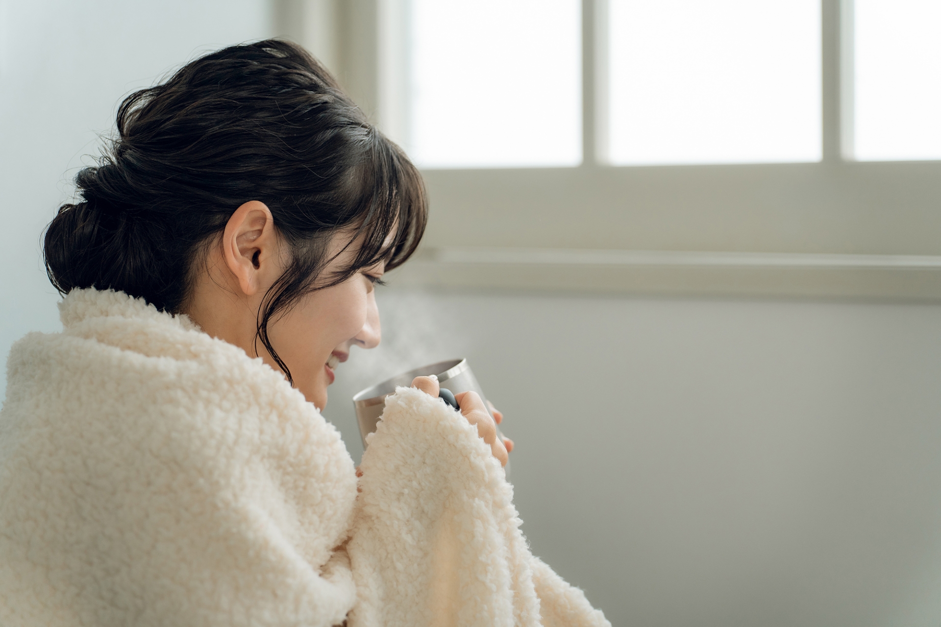 温かい甘酒をカップに注いで楽しむ様子｜そのまま飲む・割る楽しみ方のイメージ