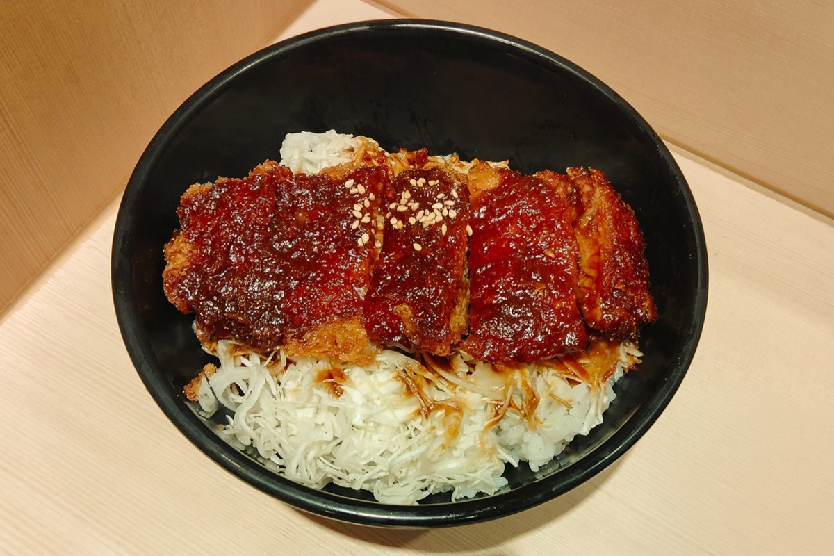 揚げ物と洋菓子が並ぶ食卓のイメージ