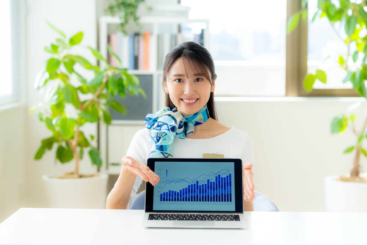 サロンスタッフに相談する女性のイメージ