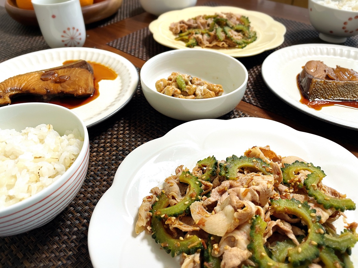 夕食の食卓に並んだサラダと小鉢｜続けやすい食べるタイミングのイメージ