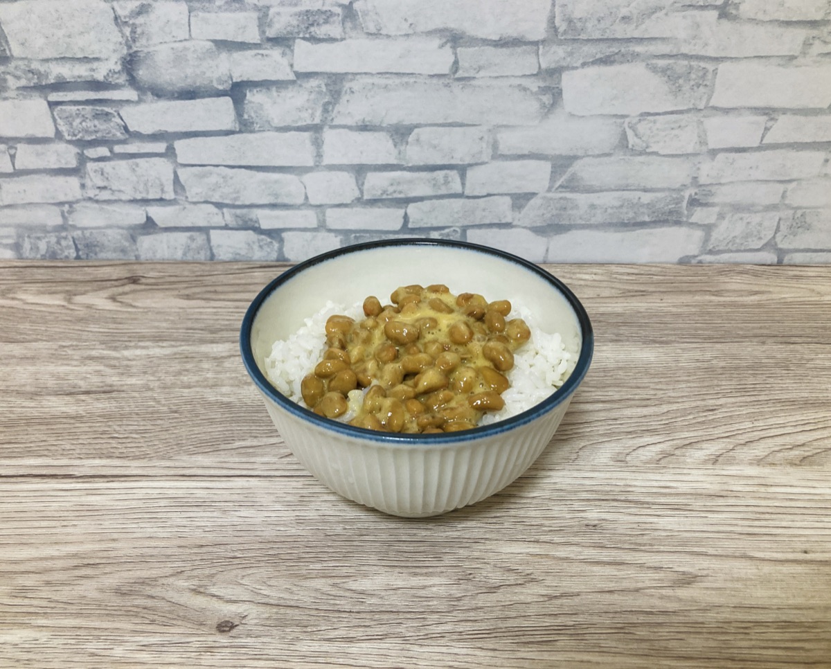 炊きたてご飯にのせた納豆|加熱しすぎない食べ方のイメージ