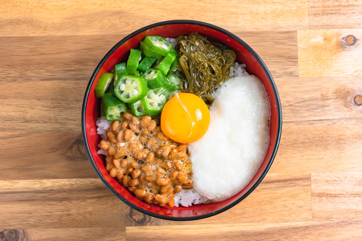 キムチやめかぶをのせた納豆｜目的別の食べ合わせのイメージ