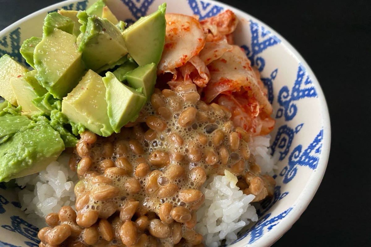 納豆キムチに卵やアボカドを合わせた一皿｜効果を引き出す食べ方のイメージ