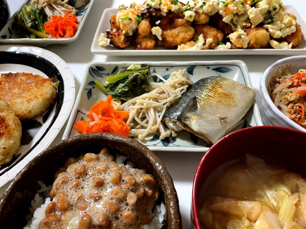 夜の食卓に並んだ納豆ごはん｜夜納豆の食べ方のイメージ