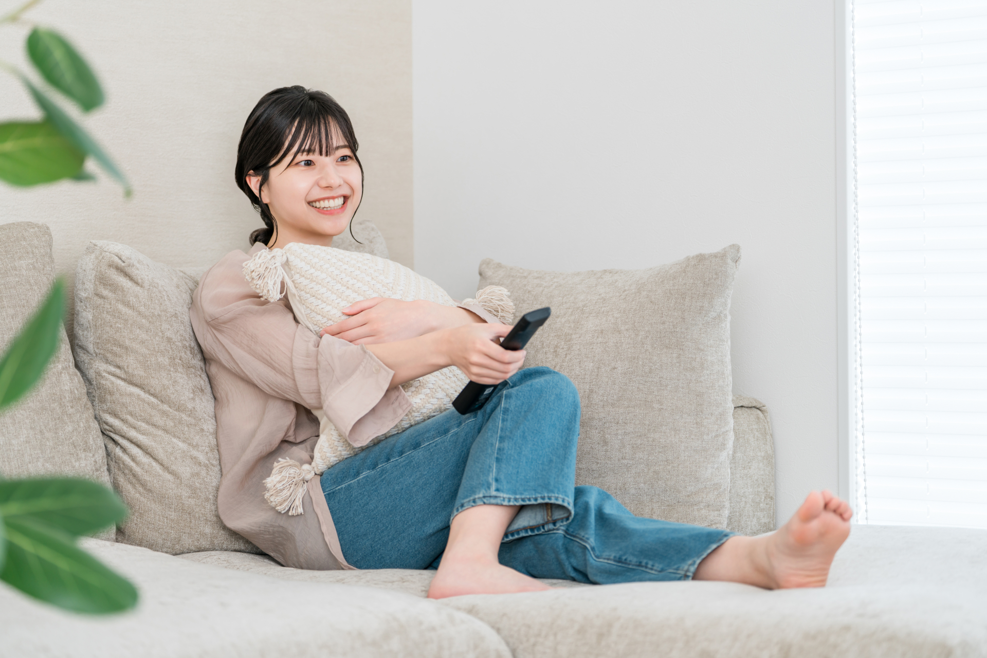 ゆっくり休息する女性のイメージ